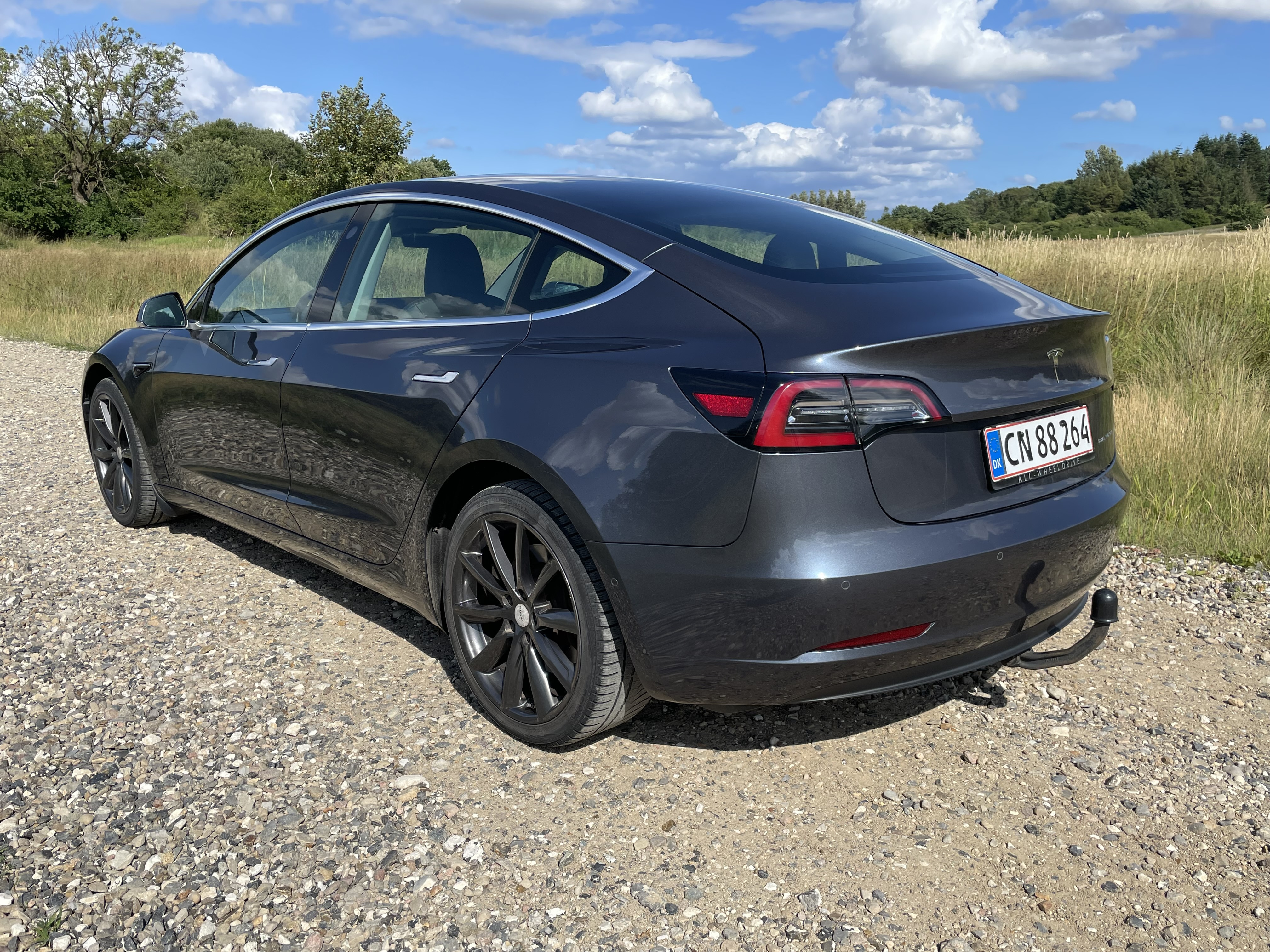 Grå Tesla Model 3 fra 2020