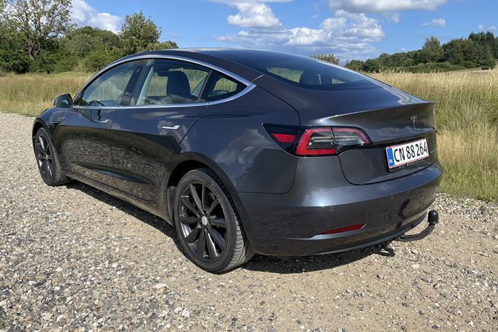 Grå Tesla Model 3 fra 2020