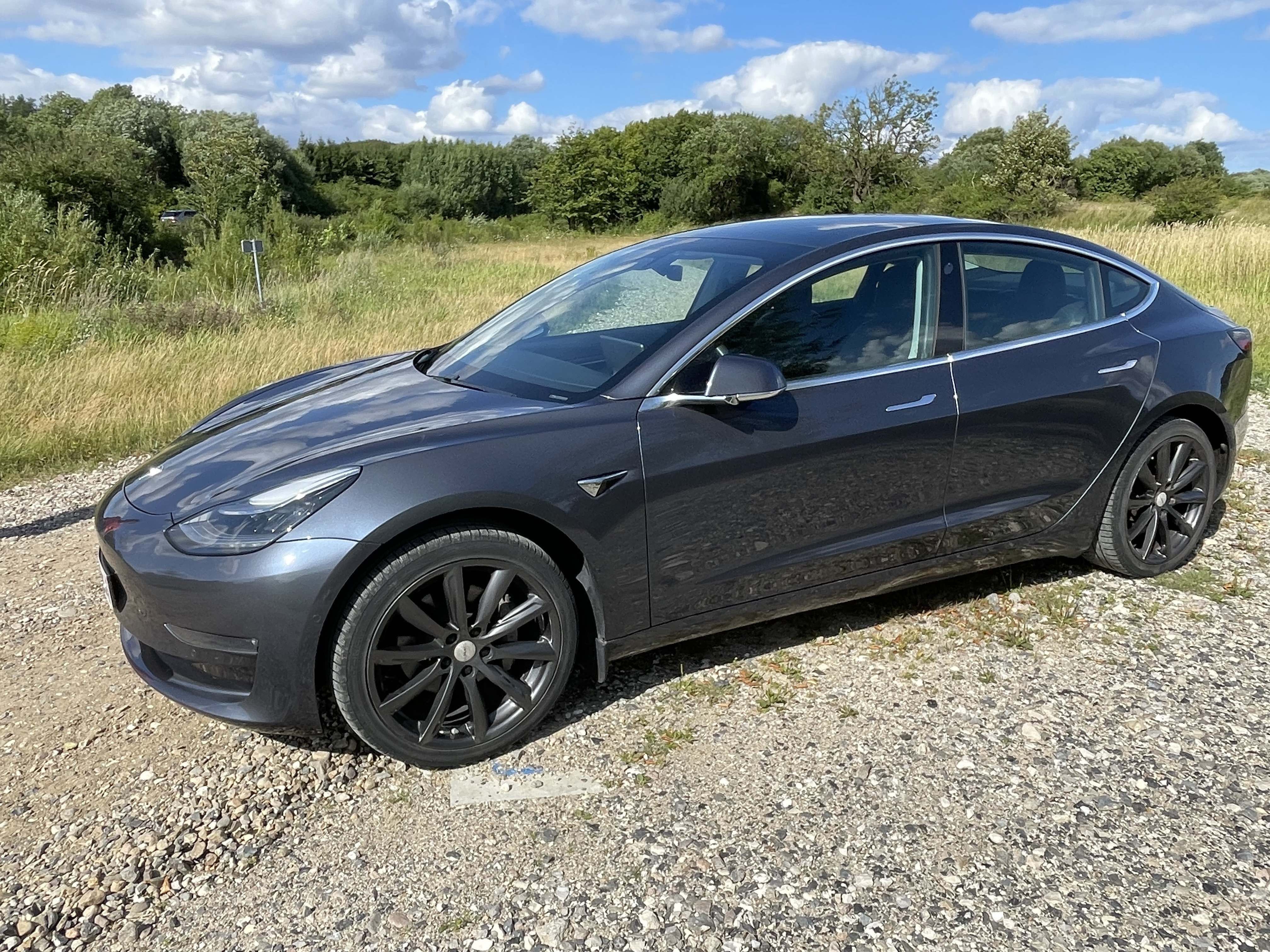 Grå Tesla Model 3 fra 2020