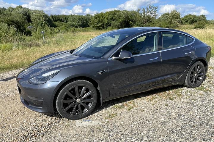 Grå Tesla Model 3 fra 2020
