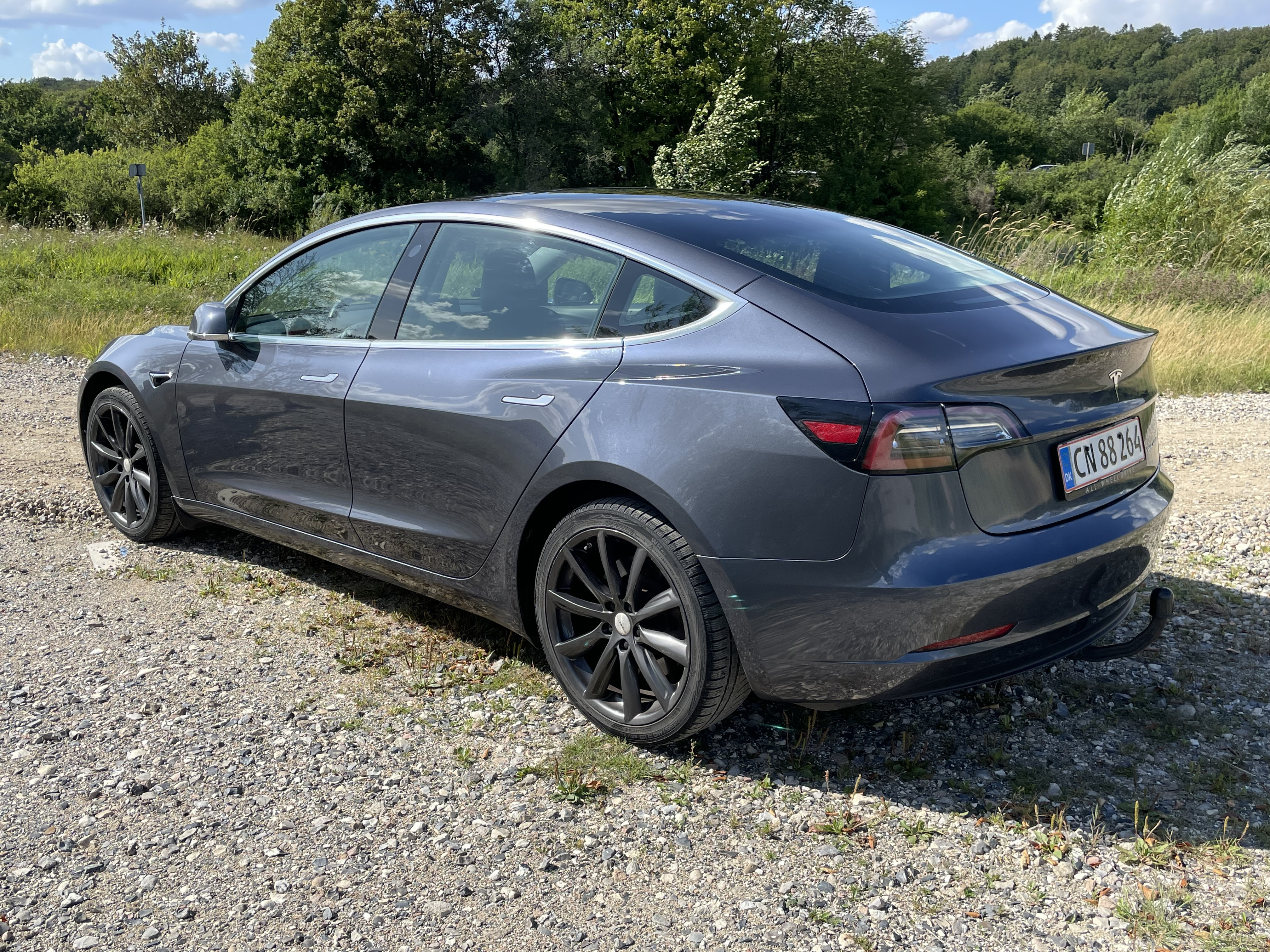 Grå Tesla Model 3 fra 2020