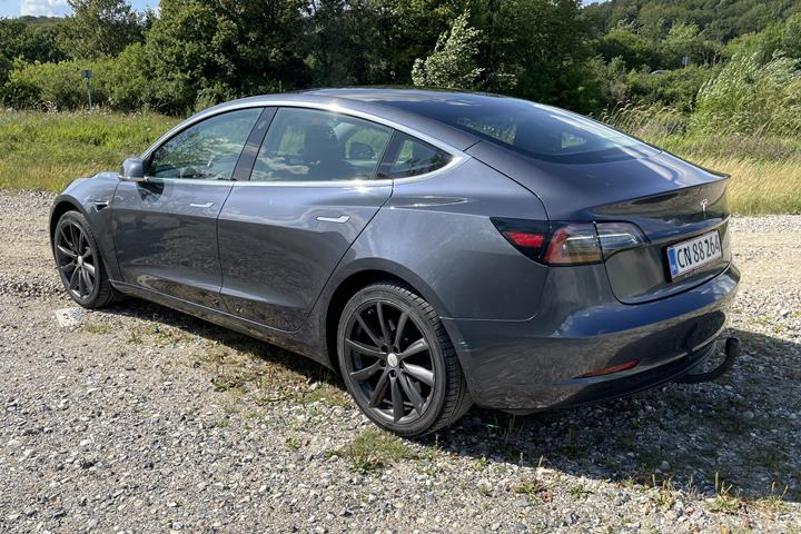 Grå Tesla Model 3 fra 2020
