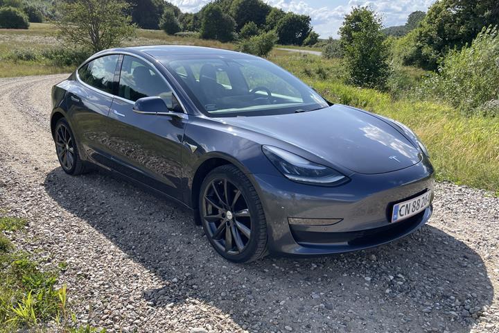 Grå Tesla Model 3 fra 2020