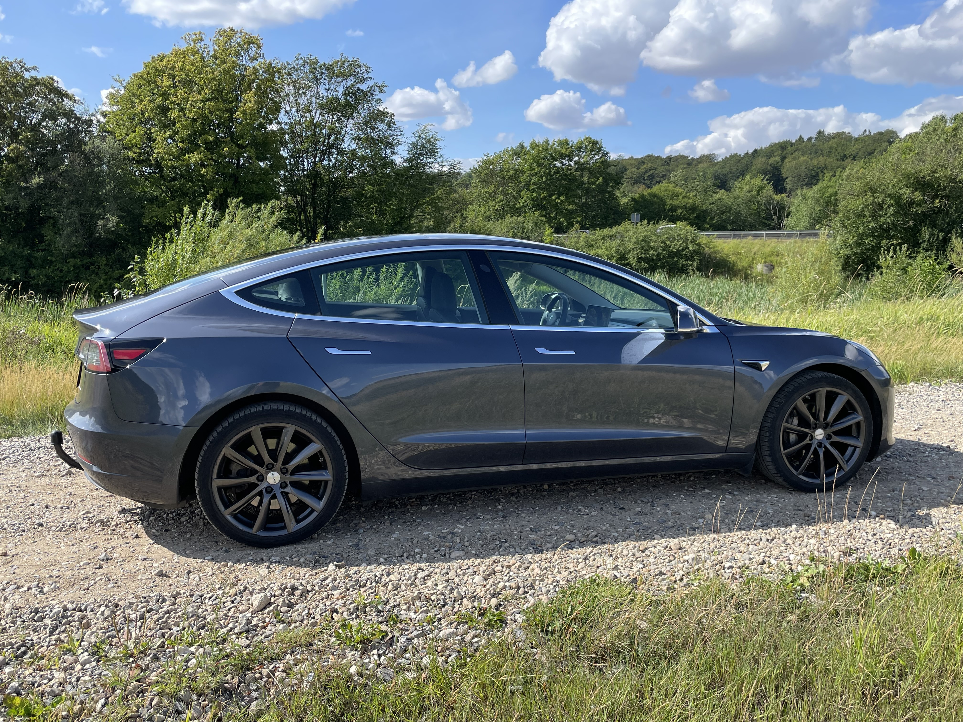 Grå Tesla Model 3 fra 2020