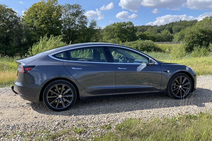 Grå Tesla Model 3 fra 2020