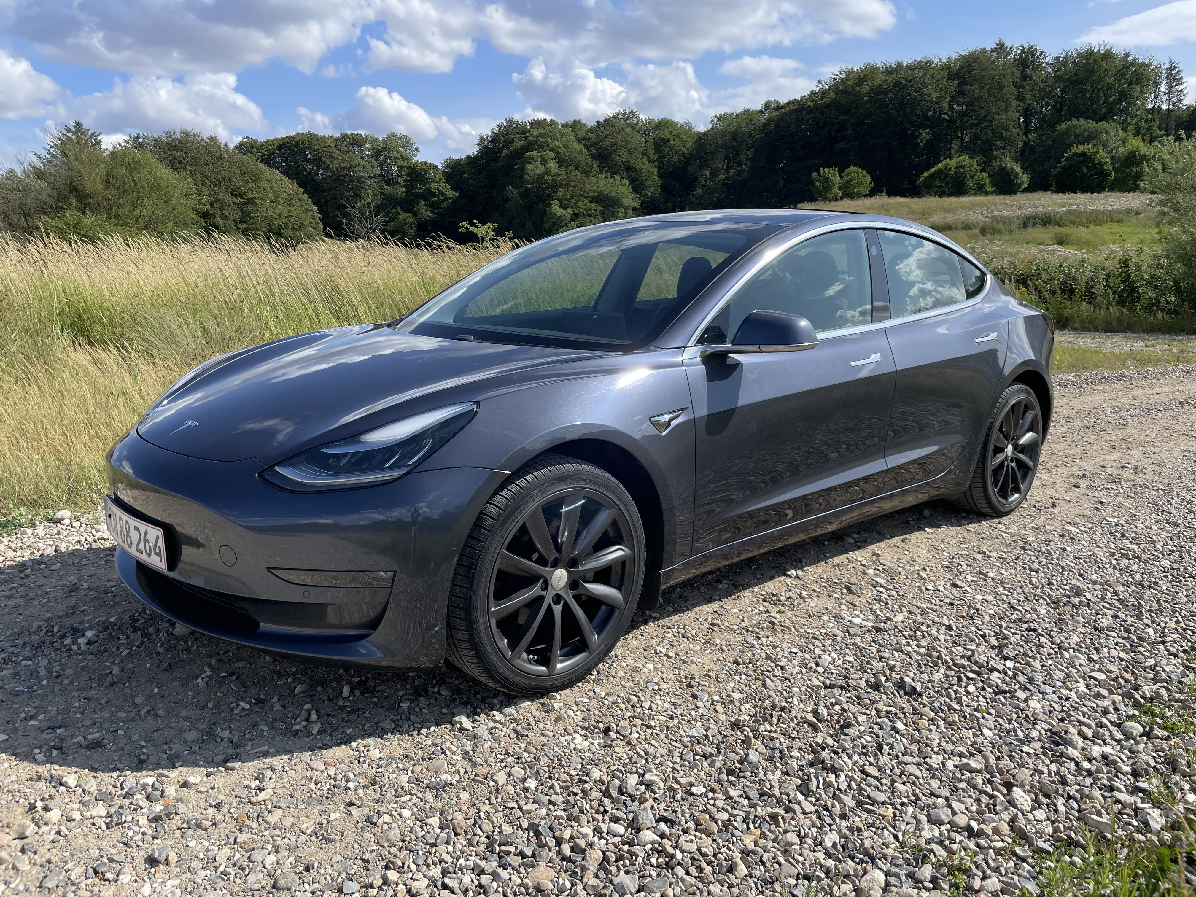 Grå Tesla Model 3 fra 2020