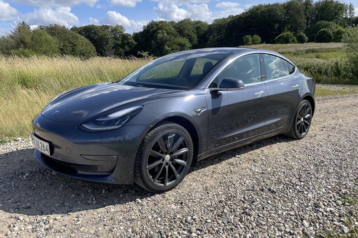 Grå Tesla Model 3 fra 2020