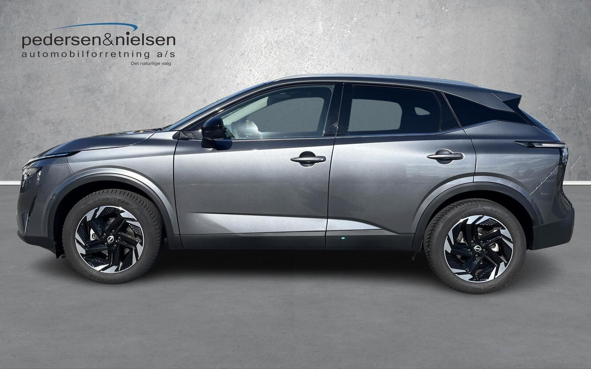 Grå Nissan Qashqai fra 2026
