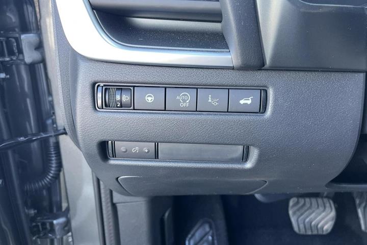 Grå Nissan Qashqai fra 2026
