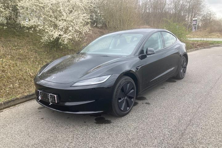Sort Tesla Model 3 fra 2025