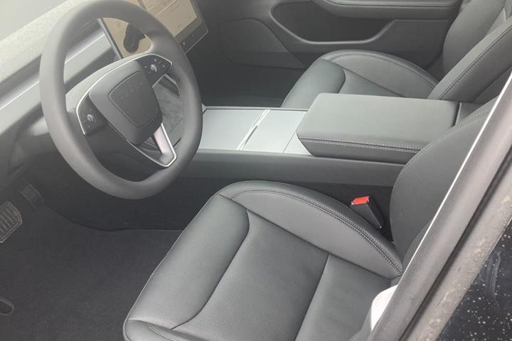 Sort Tesla Model 3 fra 2025