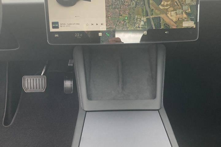 Sort Tesla Model 3 fra 2025