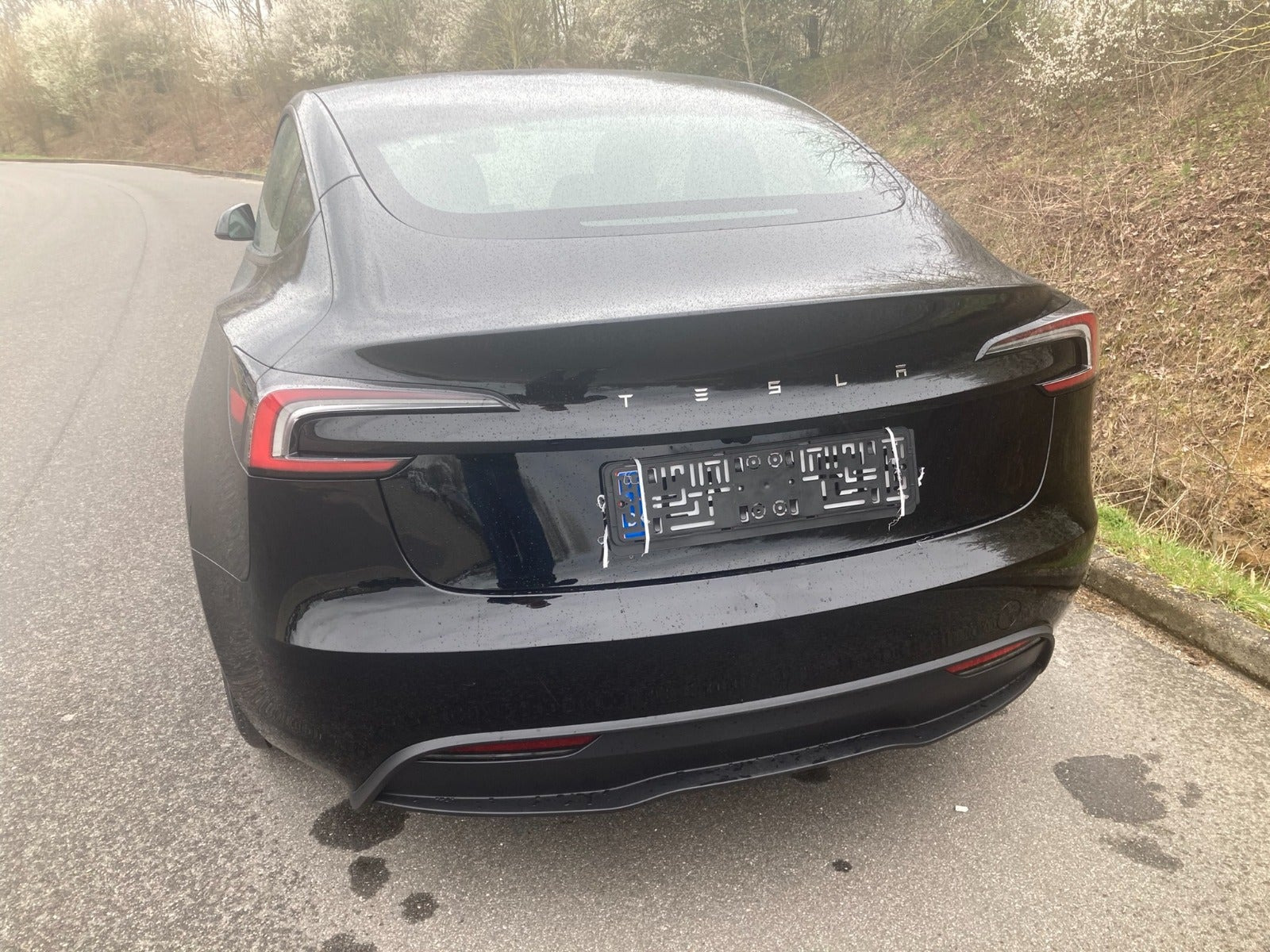 Sort Tesla Model 3 fra 2025