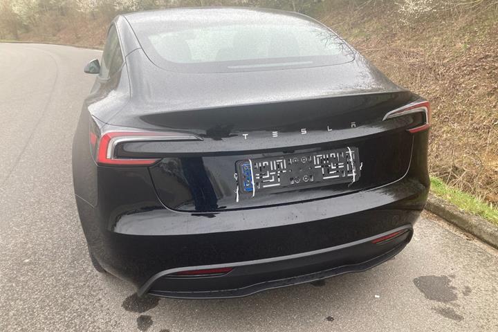 Sort Tesla Model 3 fra 2025