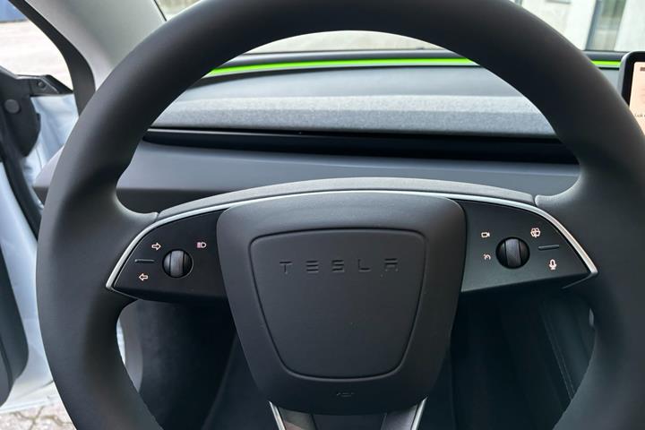 Hvid Tesla Model 3 fra 2024