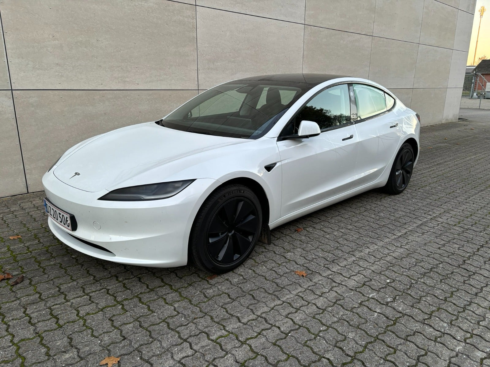 Hvid Tesla Model 3 fra 2024