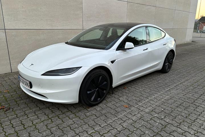 Hvid Tesla Model 3 fra 2024