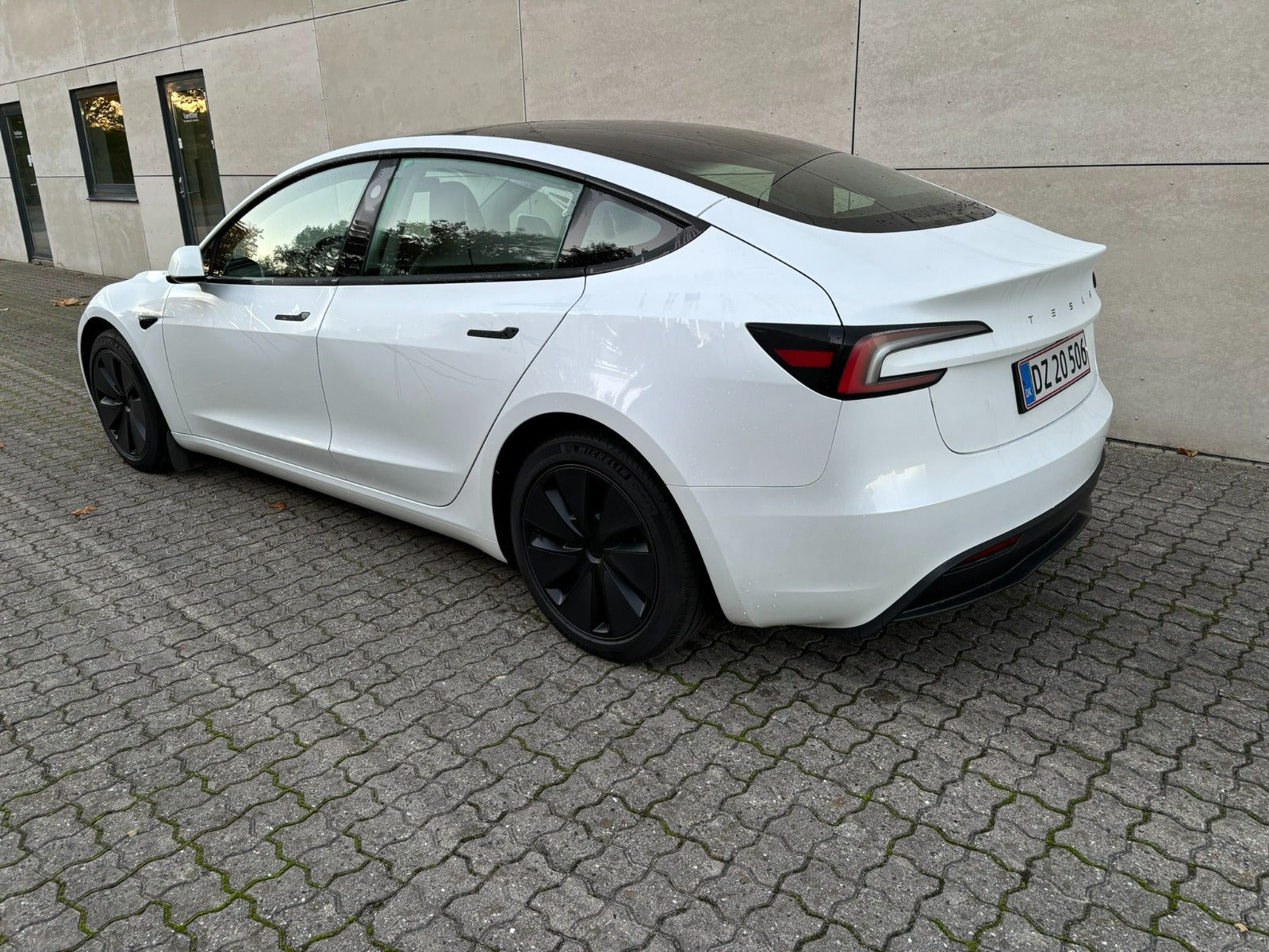Hvid Tesla Model 3 fra 2024