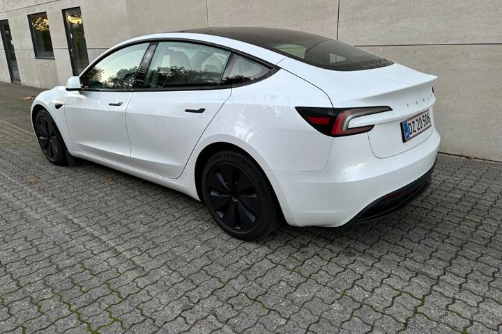 Hvid Tesla Model 3 fra 2024