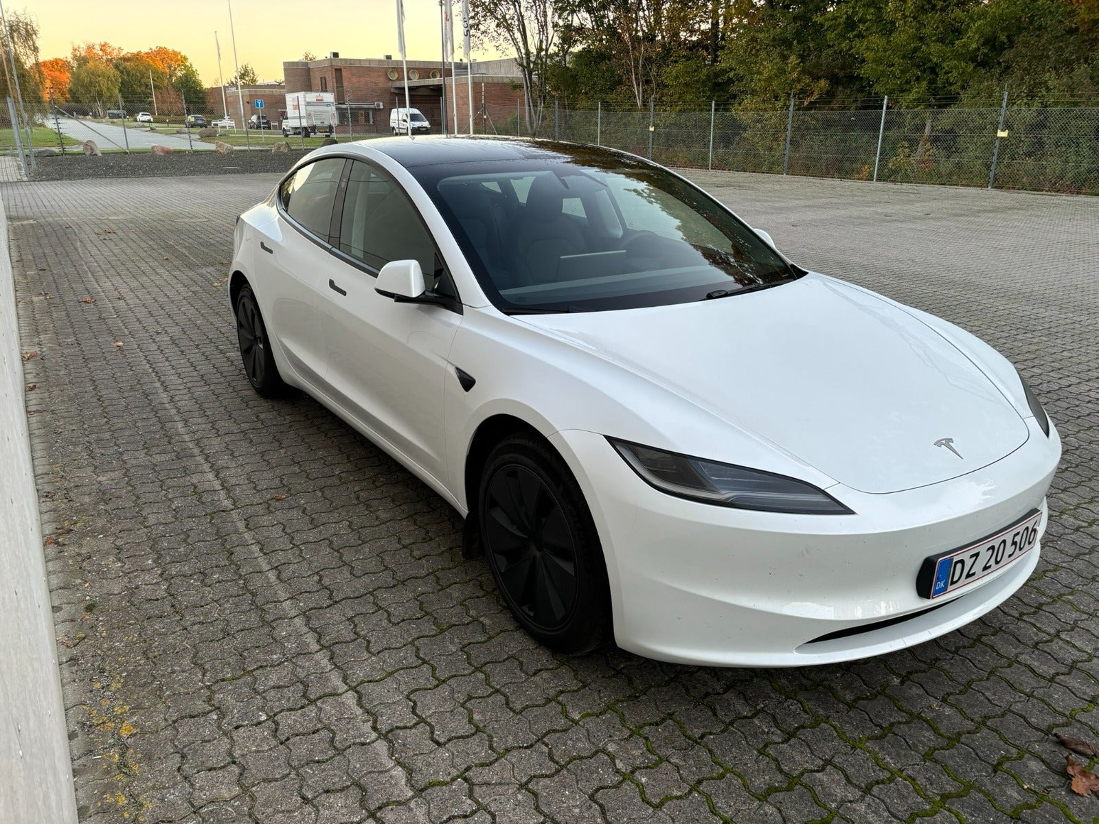 Hvid Tesla Model 3 fra 2024