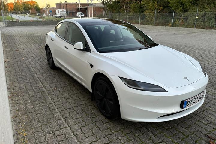 Hvid Tesla Model 3 fra 2024