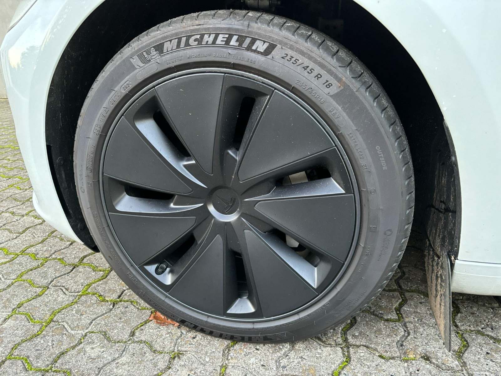 Hvid Tesla Model 3 fra 2024