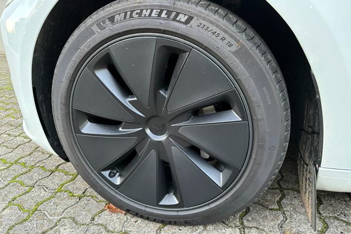 Hvid Tesla Model 3 fra 2024