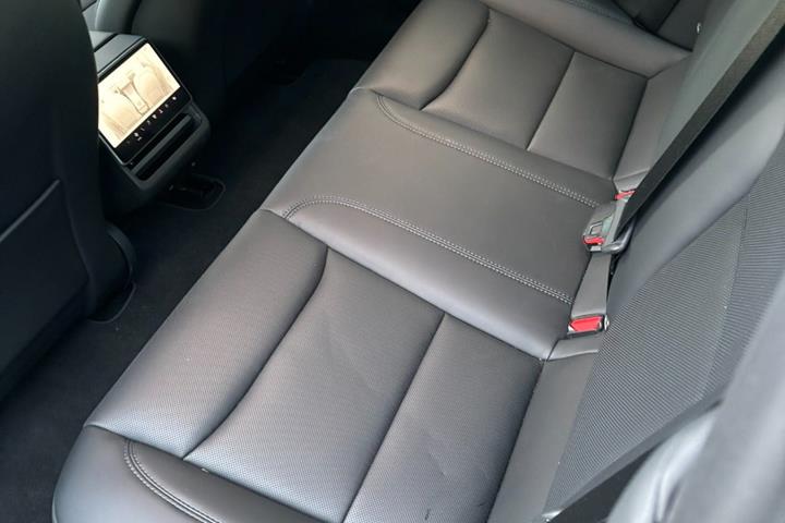 Hvid Tesla Model 3 fra 2024