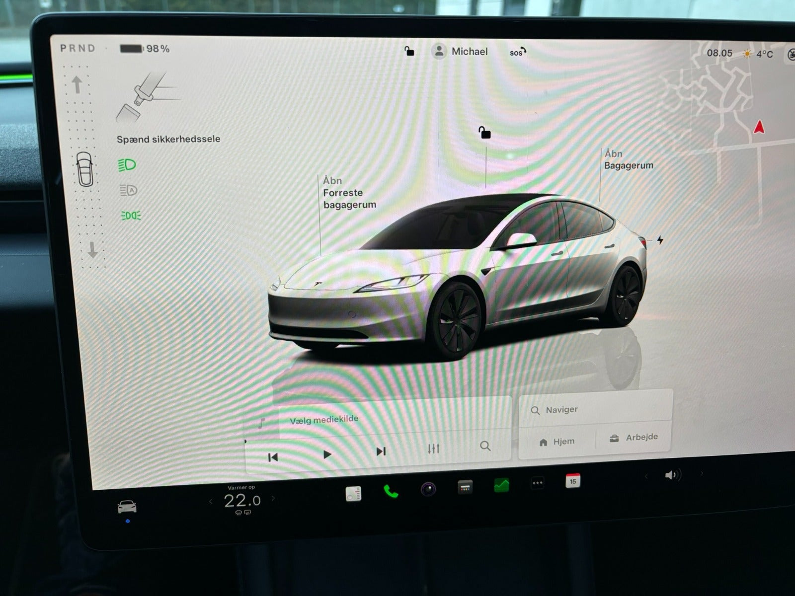 Hvid Tesla Model 3 fra 2024