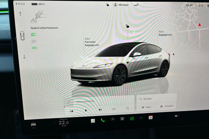 Hvid Tesla Model 3 fra 2024