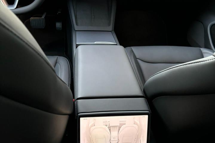 Hvid Tesla Model 3 fra 2024
