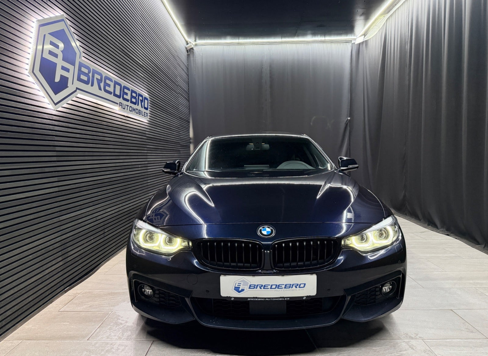 Blå BMW 420d fra 2020