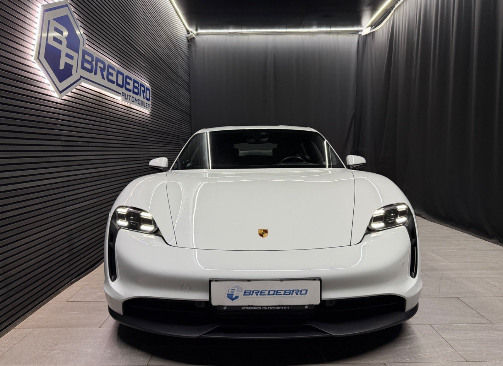 Hvid Porsche Taycan 4S fra 2020