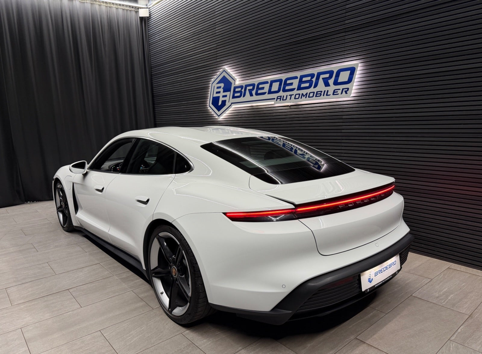Hvid Porsche Taycan 4S fra 2020