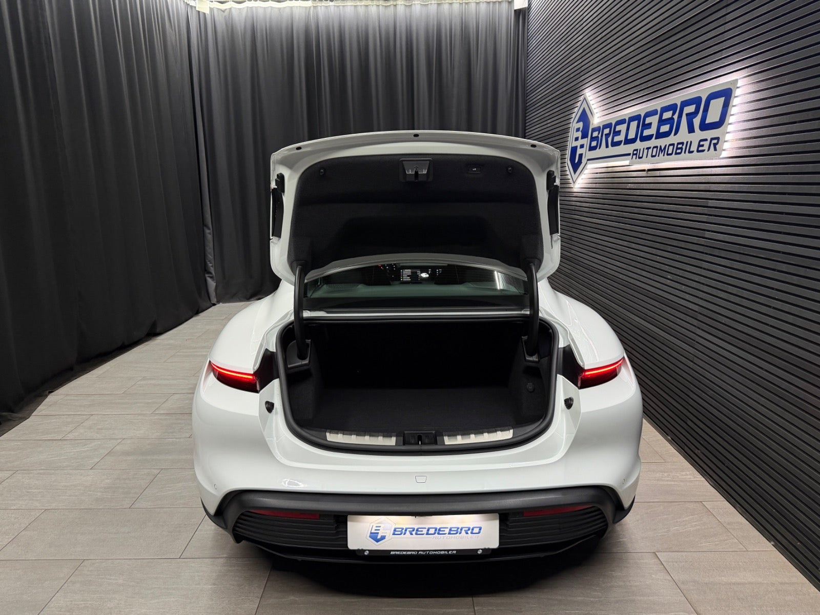 Hvid Porsche Taycan 4S fra 2020