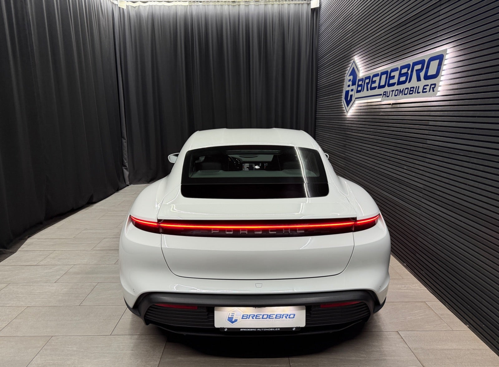 Hvid Porsche Taycan 4S fra 2020