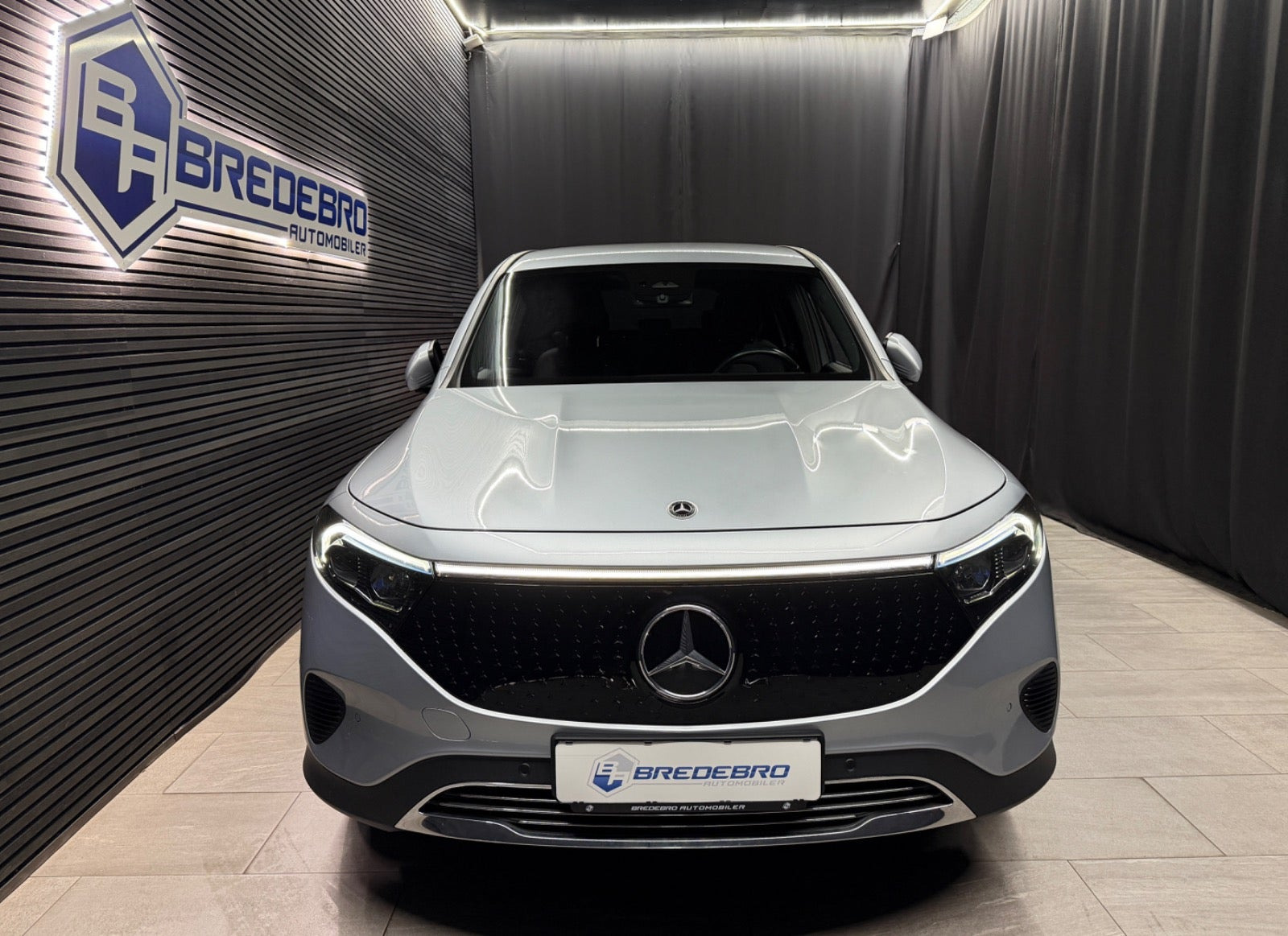 Sølv Mercedes EQB250+ fra 2024