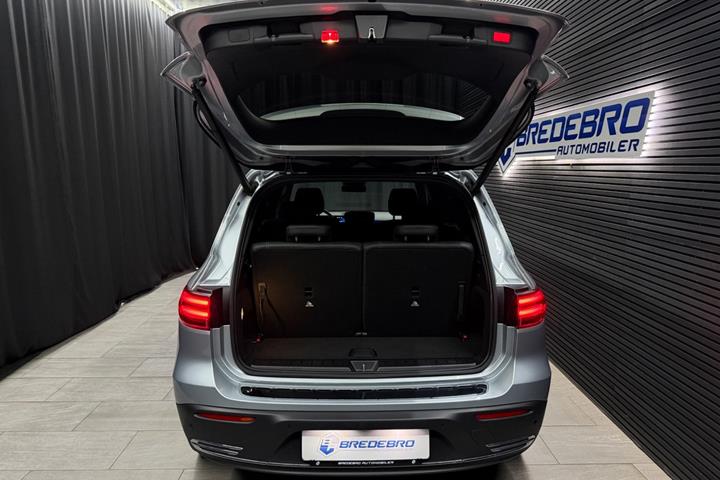 Sølv Mercedes EQB250+ fra 2024