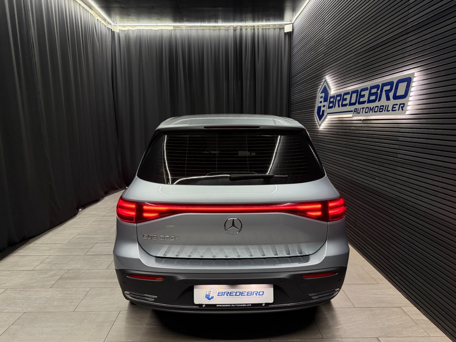 Sølv Mercedes EQB250+ fra 2024