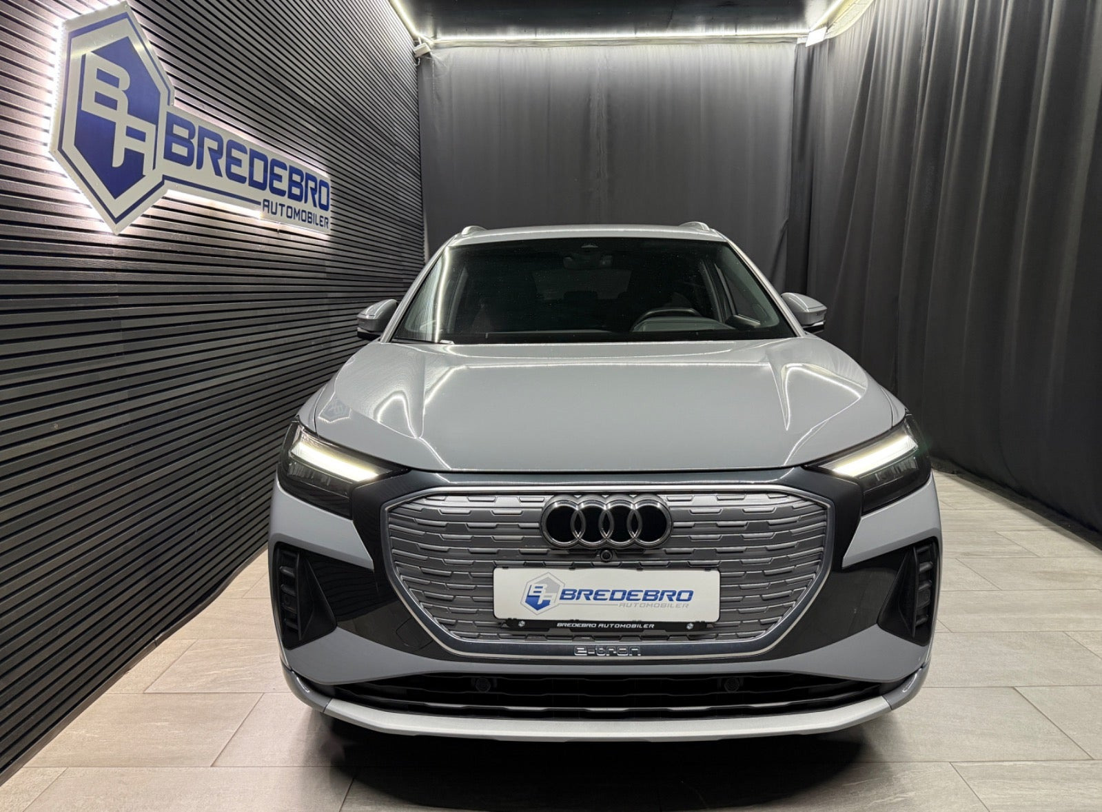 Grå Audi Q4 e-tron fra 2024