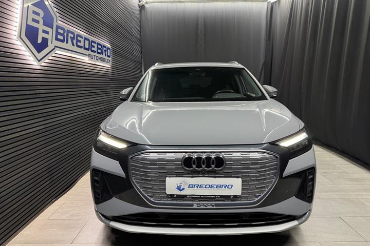 Grå Audi Q4 e-tron fra 2024