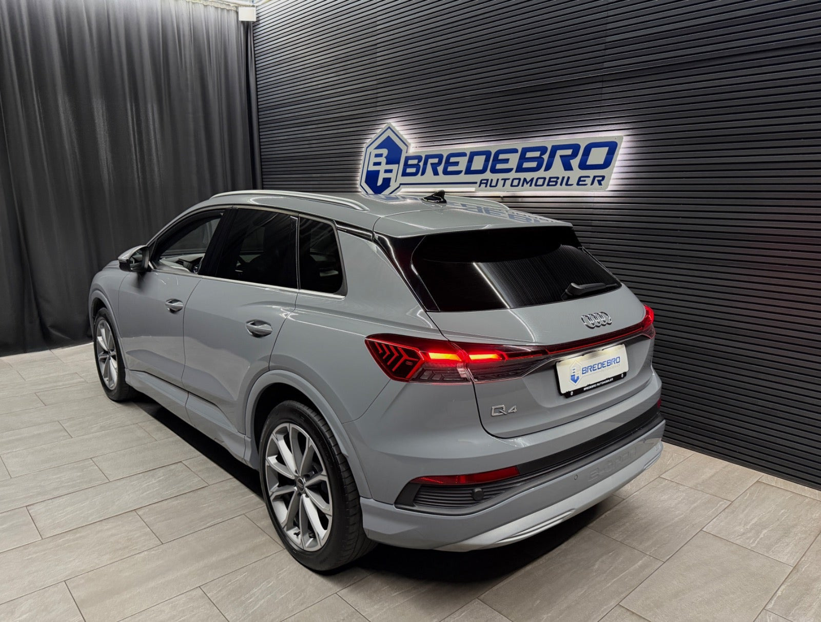 Grå Audi Q4 e-tron fra 2024
