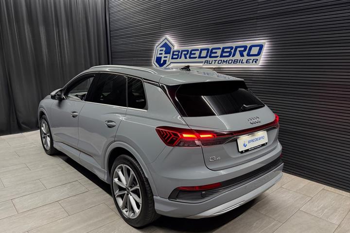 Grå Audi Q4 e-tron fra 2024