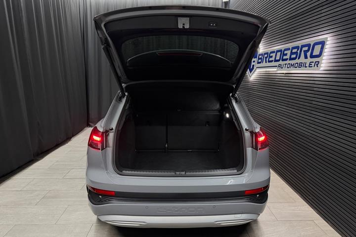 Grå Audi Q4 e-tron fra 2024
