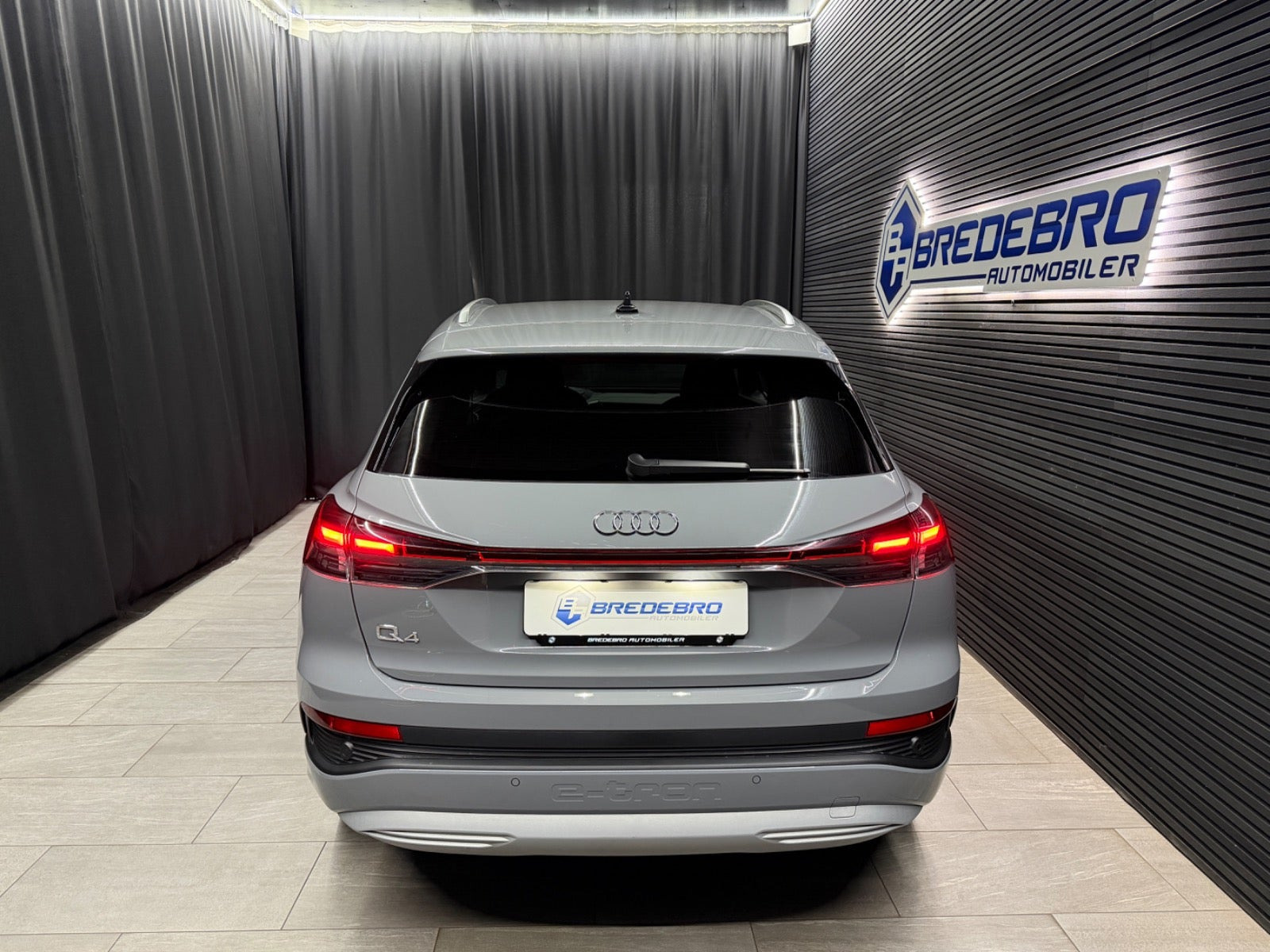 Grå Audi Q4 e-tron fra 2024