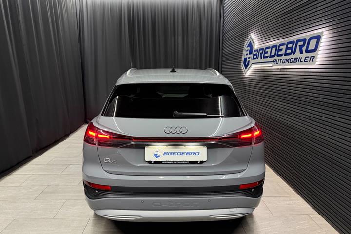 Grå Audi Q4 e-tron fra 2024