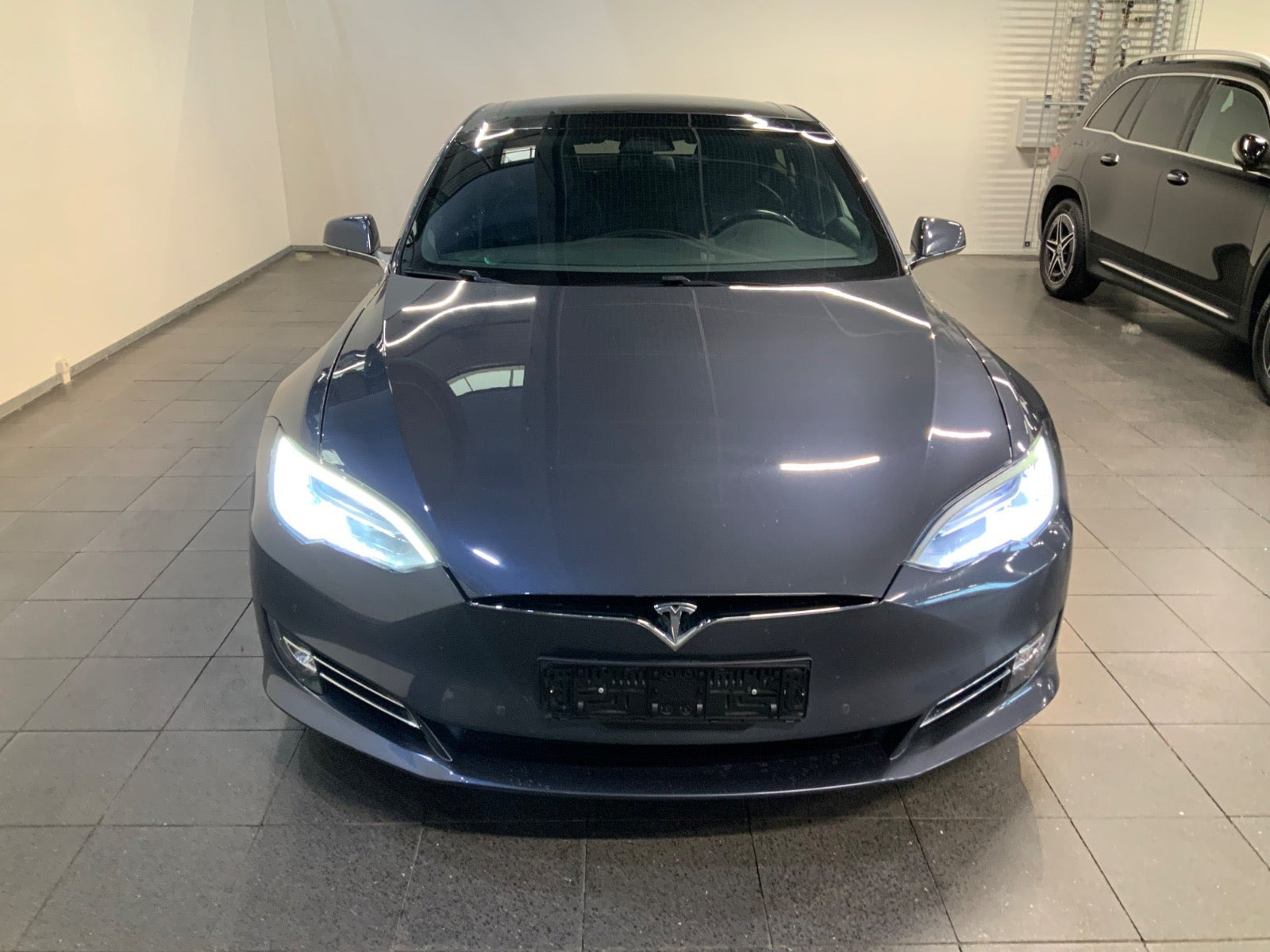 Grå Tesla Model S fra 2018