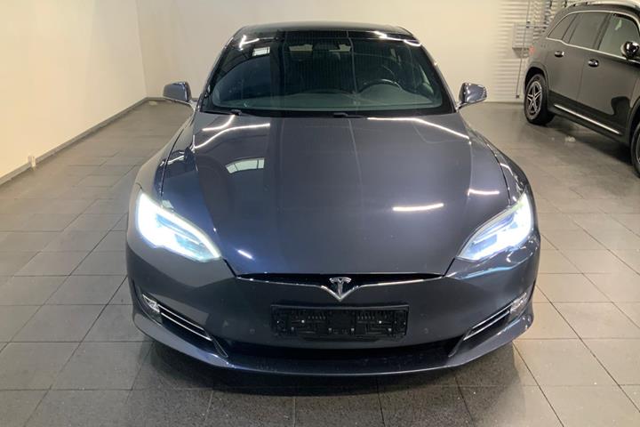 Grå Tesla Model S fra 2018