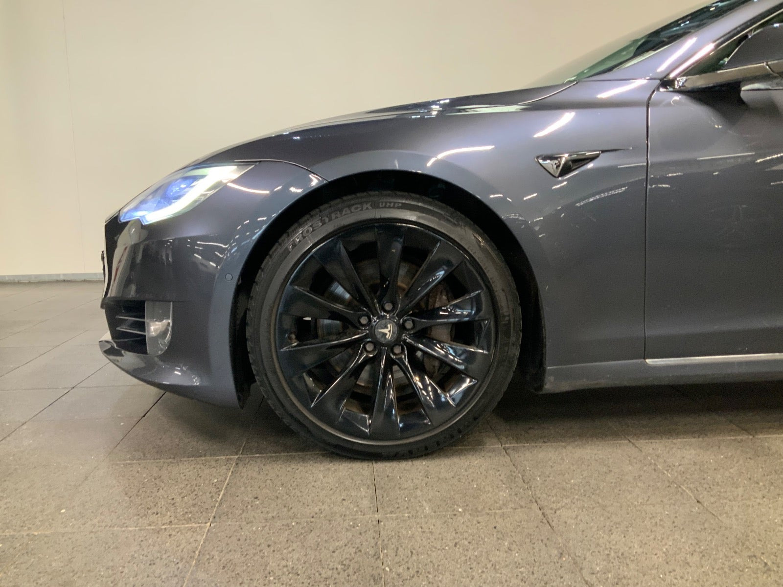 Grå Tesla Model S fra 2018