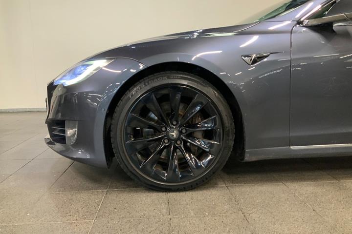Grå Tesla Model S fra 2018